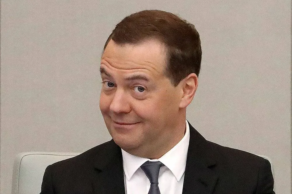 Дмитрий Медведев стал главным редактором новых школьных учебников по обществознанию для 9 11 классов Об этом сообщила замглавы Минпросвещения Ольга Колударова По её словам Медведев участвовал в доработке материалов вносил комментарии предложения и правки Всё это учли не только в финальной версии учебников но и в обновлённых федеральных стандартах и программах по обществознанию