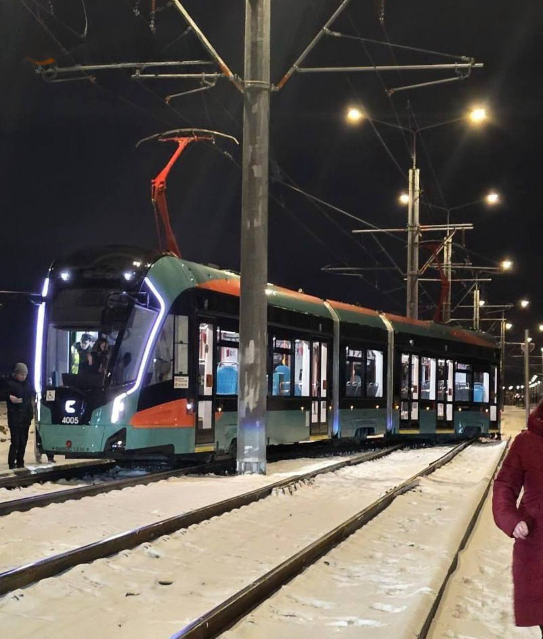 Новый трамвай сошёл с рельсов на открывшейся сегодня линии Славянка Инцидент произошёл на конечной в Шушарах при проезде стрелки по словам очевидца последняя тележка ушла с рельсов сразу после отправления Пострадавших нет На месте работают ремонтные бригады движение организовано в реверсивном режиме Компания оператор сообщает что на общий график происшествие не повлияло TodaySPb   Новости GradSPb   Места СПб