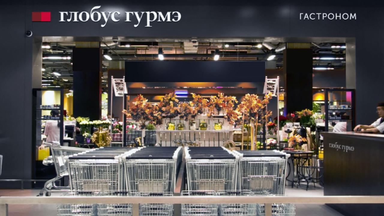 В Москве закрылся последний магазин одной из старейших продуктовых сетей Глобус Гурмэ с 2020 года контрольный пакет принадлежал рестораторам Антону Пинскому и Аркадию Новикову Последний работающий магазин Глобус Гурмэ находился в ТЦ Гименей на Большой Якиманке он же был первым в сети и проработал ровно 20 лет Еще два магазина Глобус Гурмэ в Красногорске и аэропорту Шереметьево закрылись летом этого года Сайт сети не открывается телефоны клиентской поддержки торговых точек отключены Компания управлявшая гастрономами начала процедуру банкротства Сеть Глобус Гурмэ основали Лев Хасис и ресторатор Аркадий Новиков в 2004 году Новиков приобрел франшизу французского бакалейного дома Hediard а кипрская компания Хасиса Бетанол Рус получила лицензию на открытие в России гастрономических бутиков Fauchon Бизнесмены решили совместно управлять обоими проектами но соотношение долей в компаниях друг друга не разглашалось На момент открытия первого магазина новой сети в 2005 году в Москве уже работали премиальные супермаркеты Алые паруса открылись в 1999 году а первая Азбука вкуса появилась в 1997 году В 2007 году Новиков решил выйти из бизнеса в В 2019 году аналогично поступил и Лев Хасис передав свой пакет топ менеджерам ретейлера Впрочем в январе 2020 года Аркадий Новиков вернулся в проект купив вместе с другим ресторатором Антоном Пинским контрольный пакет сети Экспрты ритейл рынка отмечают что новые владельцы Глобус Гурмэ не заметили как изменился мир вокруг Люди стали более осознанными а возможности поставщиков сократились К тому же последнее время качество товаров и сервис в магазинах сети уже вызывали сомнения Компания не транслировала ничего вовне не встречалась с прессой не создала ни приложения ни нормальной доставки ничего karaulny accountant