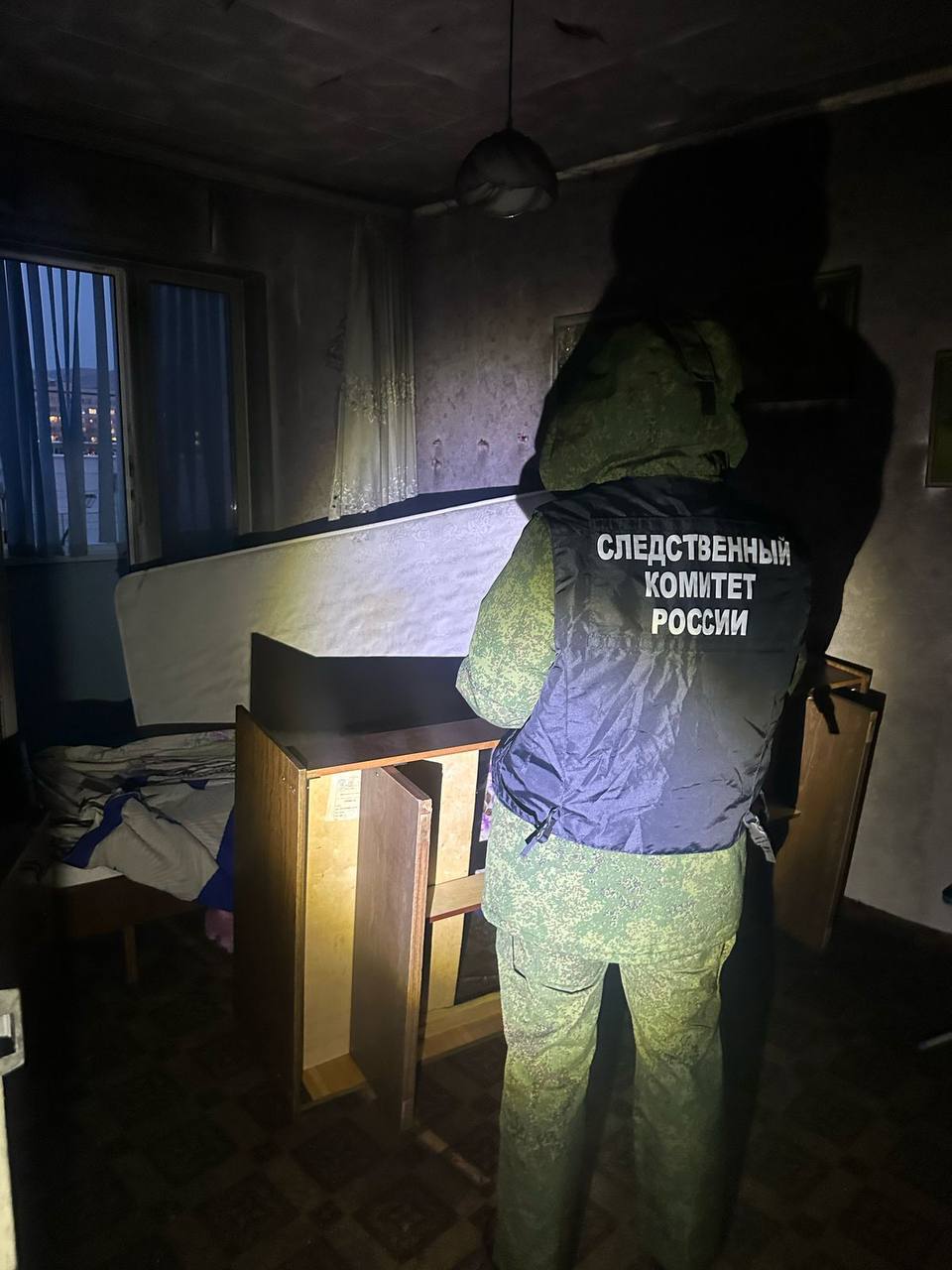 В Красноярске завершено расследование уголовного дела в отношении женщины, обвиняемой в причинении смерти по неосторожности своему внуку при пожаре Следственным отделом по Свердловскому району города Красноярска ГСУ СК России по Красноярскому краю и Республике Хакасия завершено расследование уголовного дела в отношении 66-летней жительницы Красноярска. Она обвиняется в причинении смерти по неосторожности своему 5-летнему внуку ч. 1 ст. 109 УК РФ . По данным следствия, в квартире дома по улице Судостроительной города Красноярска проживала женщина со своим 5-летним сыном и бабушка ребенка. Утром 05 марта 2025 года бабушка присматривала за внуком. Мама мальчика находилась на работе. В какой-то момент обвиняемая пошла в магазин и оставила ребенка одного в квартире, заперев дверь снаружи на ключ. Оставшись без контроля и присмотра взрослых, ребенок взял на подоконнике газовую зажигалку и поджег диван, в результате чего началось возгорание. Мальчик скончался в автомобиле скорой помощи. Согласно заключению судебно – медицинской экспертизы причиной смерти ребенка явилось острое отравление окисью углерода. Согласно заключению судебной пожарно – технической экспертизы очаг пожара зафиксирован на диване. Наиболее вероятной причиной возникновения пожара явилось воспламенение горючих материалов в результате тепловой энергии источника открытого пламени пламя зажигалки . В настоящее время уголовное дело направлено в прокуратуру для утверждения обвинительного заключения и последующего направления в суд для рассмотрения по существу.