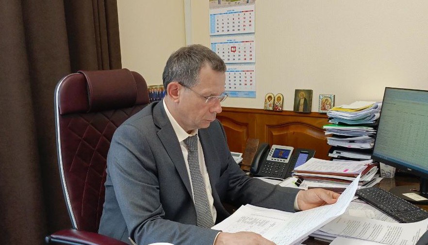 С главами муниципалитетов Кировской области в режиме ВКС начали обсуждать подготовку к предстоящему отопительному сезону. Несмотря на то, что сейчас лето - этот вопрос один из самых важных. Руководители городов и районов и представители ресурсоснабжающих компаний доложили, как идет подготовка. Муниципалитеты уже разработали планы мероприятий, подготовили необходимые документы. Сейчас по всей области идут ремонты на теплосетях и котельных, завозится топливо, а управляющие компании и ТСЖ проверяют внутридомовые коммуникации. Все это делается для того, чтобы обеспечить комфорт наших земляков. С региональным министерством энергетики и ЖКХ мы держим эти вопросы на особом контроле. Подготовка к зиме - это не просто технический процесс, а наша общая ответственность перед жителями области.