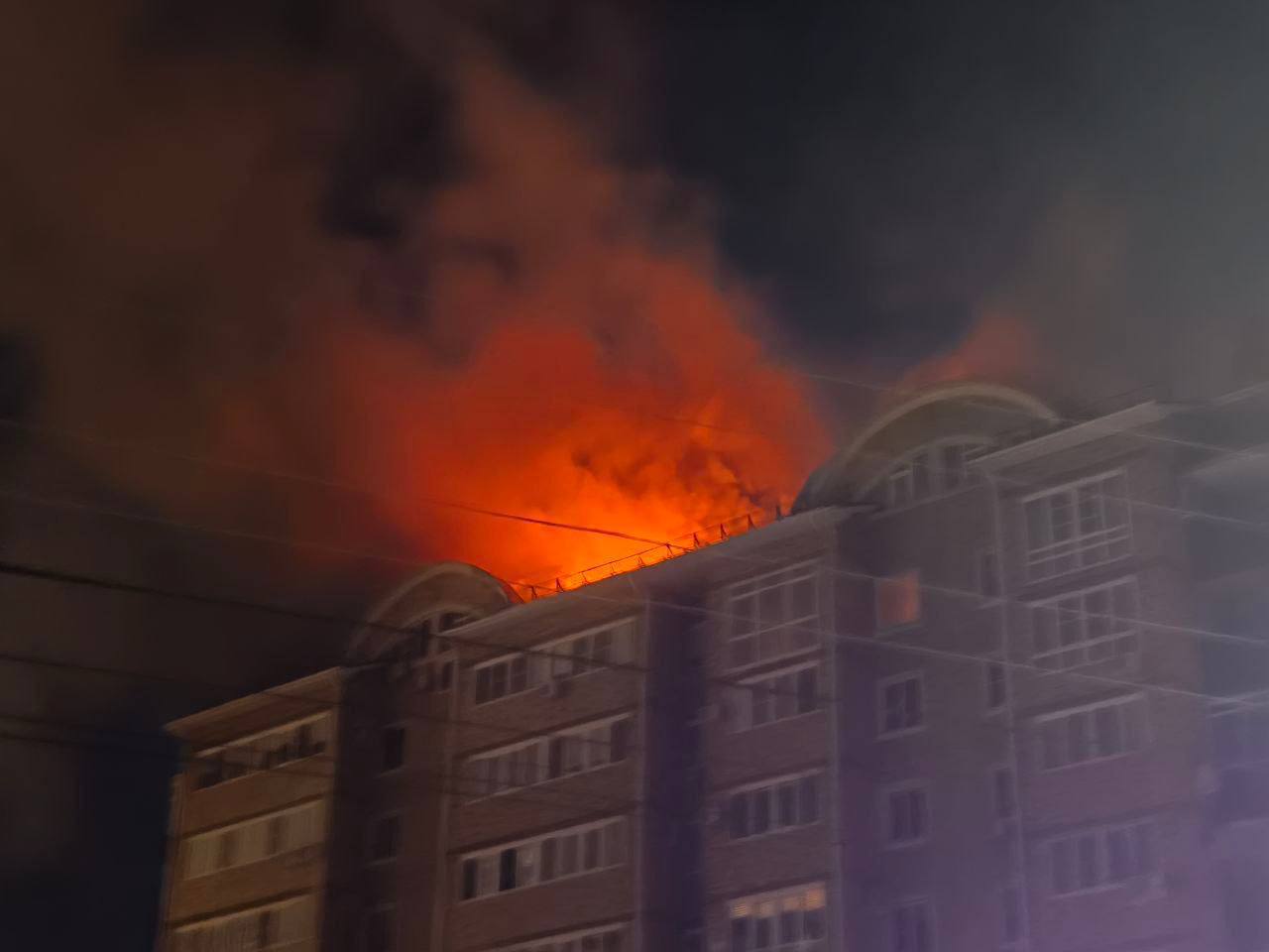 Глава Адыгеи выехал на место крупного пожара в многоэтажке Майкопа Горит мансардное помещение и кровля многоэтажки по ул. Депутатской, 25 в микрорайоне Черемушки. — Подготовлены пункты временного содержания на случай ухудшения ситуации. Нахожусь на месте вместе с представителями экстренных служб, администрации города, — прокомментировал Мурат Кумпилов в своих соцсетях. Сейчас пожарные продолжают ликвидацию открытого горения. Жители дома эвакуированы, здание обесточено. Ранее МЧС сообщило, что травмированных и погибших нет. Подписаться