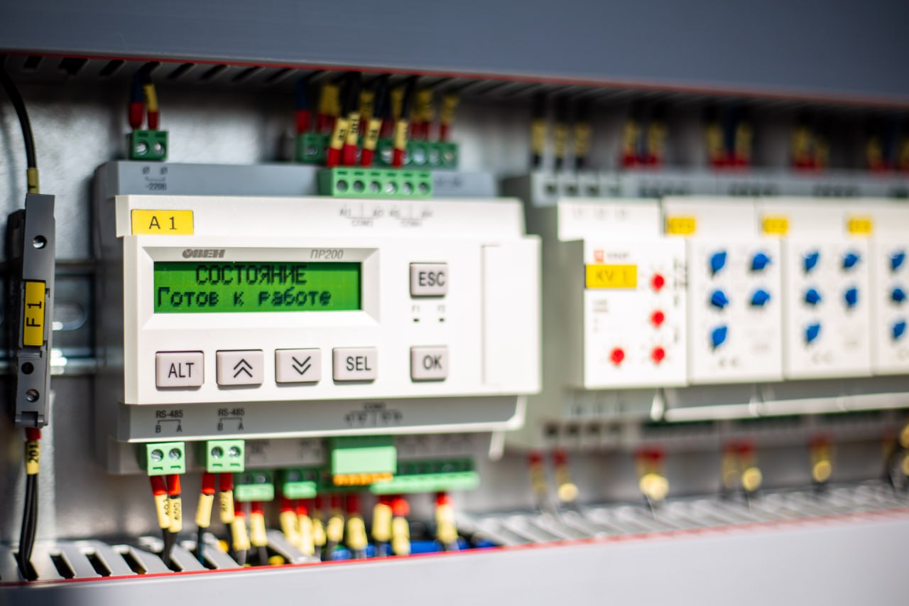 Реконструировали очистные сооружения Приволье и построили новую канализационно насосную станцию в ТиНАО После присоединения к столице новых территорий провели комплексную инвентаризацию и обследование систем водоотведения В итоге выявили ряд проблемных мест после чего было принято решение о модернизации объектов С 2012 года специалисты АО Мосводоканал реконструировали и построили 11 очистных сооружений возвели шесть современных канализационно насосных станций на месте старых очистных рассказал заместитель Мэра Москвы Петр Бирюков Реконструкция очистных сооружений Приволье позволила повысить надежность работы системы водоотведения и обеспечить необходимый резерв мощностей Что сделали построили новую канализационно насосную станцию производительностью 1 тыс кубометров в сутки работы проводили с применением самых современных технологий смонтировали высокомощные газоочистные установки для исключения неприятных запахов после завершения работ старые очистные сооружения вывели из эксплуатации сточные воды перенаправили на реконструированные в 2022 году очистные сооружения Кленово Все ключевые узлы и механизмы которые применялись при реконструкции произведены в столичном регионе диспетчеризация выполнена с использованием отечественного программного обеспечения Больше о событиях Москвы в каналах Мэра Москвы Сергея Собянина и Городское хозяйство Москвы в MAX