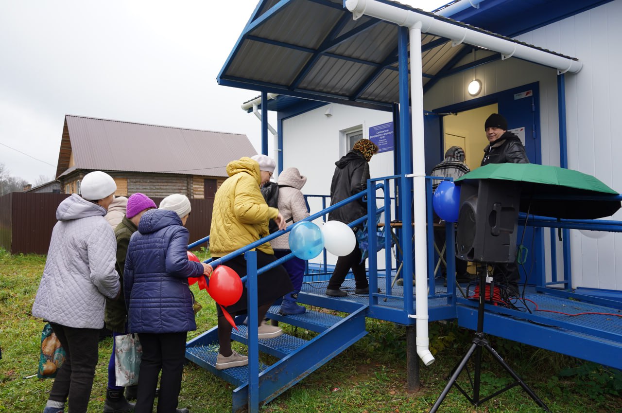 Новый фельдшерско акушерский пункт открылся в поддорской деревне Селеево Современный модульный ФАП соответствует всем необходимым требованиям и оснащен оборудованием чтобы сельские жители могли получать качественную медицинскую помощь В ФАПе работает фельдшер Вера Иванова Она родом из деревни Селеево а в медицину пошла по стопам матери которая также была фельдшером Помещение в котором раньше располагался фельдшерско акушерский пункт давно требовало ремонта поэтому строительство в деревне современного ФАПа стало важным событием Главный врач Поддорской ЦРБ Магомед Саадулаев поблагодарил всех кто участвовал в строительстве особо отметив помощь со стороны главы округа Селеевский ФАП обслуживает 8 близлежащих деревень в которых проживает более 140 жителей в том числе 22 ребенка