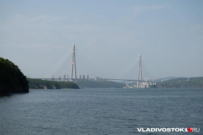 В субботу, 24 мая, во Владивостоке перекроют вантовый мост на Русский остров — с 15:00 до 19:00 там пройдет всероссийский полумарафон «ЗаБег.РФ». Это ежегодное спортивное событие с синхронным стартом по всей стране, которое в этом году проводится уже в девятый раз. Во Владивостоке маршрут полумарафона проложен по Русскому острову и знаменитому вантовому мосту. Движение ограничат следующим образом: перекроют участок от пересечения улиц Бархатной и Героев-Тихоокеанцев до поворота к отделению полиции № 2. Въезд на остров будет закрыт, выезд — открыт, как это было и в прошлом году. Общественный транспорт в это время не сможет курсировать между островом и материком. Автобус № 29К будет работать только на острове — от бухты Воевода до места перекрытия. Для вывоза пассажиров и студентов ДВФУ на материк у северного КПП университета разместят дополнительные автобусы, которые будут отправляться по мере заполнения. Жителей просят заранее планировать поездки и учитывать ограничения. Организаторы приносят извинения за неудобства и напоминают: временные меры необходимы ради безопасности и успешного проведения масштабного спортивного праздника. Подписаться