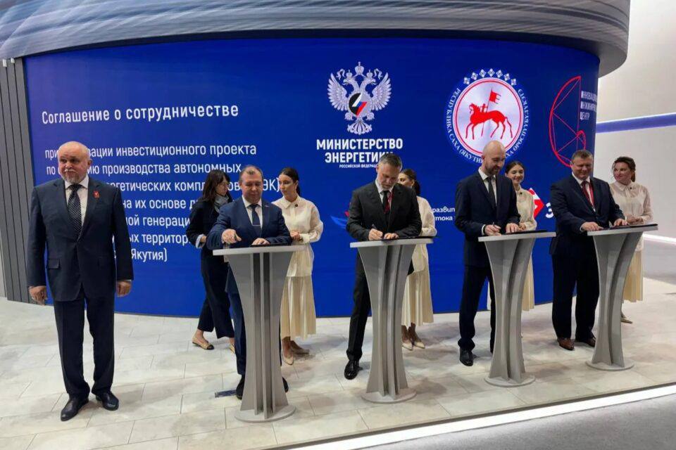 В Якутии создадут завод по производству автономных энергокомплексов В рамках Петербургского международного экономического форума подписано соглашение о создании производства автономных гибридных энергетических комплексов и модернизации на их основе дизельной, мазутной и угольной генерации на изолированных и труднодоступных территориях Якутии. Инвестором выступит ООО «Группа ЭНЭЛТ», проекту будет оказана поддержка со стороны республики, АНО «Инновационный инжиниринговый центр» и Корпорации развития Дальнего Востока и Арктики. По словам министра энергетики Российской Федерации Сергея Цивилёва, одним из важных направлений государственной энергетической политики является гарантированное энергоснабжение удаленных и изолированных районов на основе интеллектуальных распределенных энергетических систем, где обеспечивается эффективное использование привозных и территориально доступных энергетических ресурсов. «Автономные гибридные энергетические комплексы на основе возобновляемых источников энергии для удалённых районов Крайнего Севера постепенно становятся альтернативой традиционной генерации с северным завозом топлива. Создание современного отечественного производства таких систем на территории Дальнего Востока позволит повысить технологический суверенитет Российской Федерации и создать условия для перехода к новому технологическому укладу в сфере локальной энергетики», — сказал Сергей Цивилев. По мнению председателя правительства Якутии Кирилла Бычкова, регион наиболее остро ощущает проблематику функционирования неэффективной дизельной, мазутной и угольной генерации. В зоне децентрализованного электроснабжения расположено 144 населенных пункта, где льготные тарифы кратно превышают установленные. Ежегодные затраты на компенсацию разницы составляют более 9 млрд рублей. «Совместно с ПАО «РусГидро» мы запустили программу модернизации локальной генерации на основе АГЭК с привлечением частных инвестиций, в рамках которой ООО «Группа ЭНЭЛТ» планирует строительство и реконструкцию 29 современных энергетических комплексов вместо устаревших дизельных электростанций, в период с 2022 по 2024 годы ввел в эксплуатацию 7 АГЭК. Создание завода по производству генерирующего оборудования позволит оптимизировать затраты компании и масштабировать программу, в том числе на другие регионы Дальнего Востока», — сказал Кирилл Бычков. Все новости #Яестьновость Обсудить
