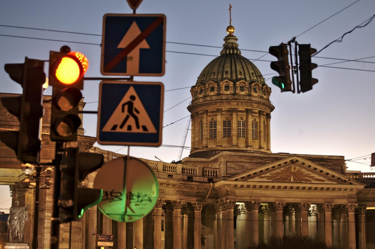 Депутаты Петербурга обсудят вечный красный на светофорах В понедельник в Законодательном собрании Петербурга депутаты рассмотрят жалобы горожан на светофоры которые стали задерживать на красном сигнале на минуту и дольше Раньше на этих перекрёстках хватало 20 секунд а теперь они испытывают терпение водителей и пешеходов В Комтрансе объясняют фазы поменяли по требованию ГИБДД ради безопасности По новым правилам пешеходов и поворачивающие машины нужно разводить по времени Флэш Питер подписаться