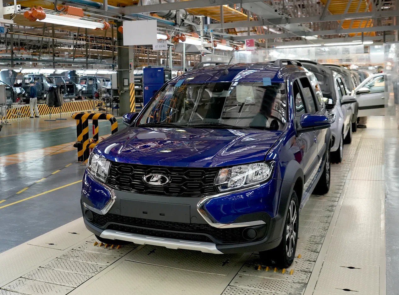 АВТОВАЗ собрал 50-тысячный ижевский Ларгус. Юбилейным стал 5-местный универсал цвета синий металлик «Капитан» . 50 тысяч машин в Ижевске изготовили за год.