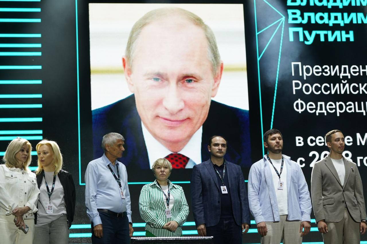 Владимир Путин приветствовал организаторов, участников, гостей ставропольского форума «Машук» Глава государства подчеркнул, что гостеприимный Пятигорск вновь становится центром притяжения для талантливой, энергичной, увлечённой избранным делом молодёжи. «Насыщенная повестка форума, содержательные лекции, дискуссии, круглые столы, встречи с известными учёными, экспертами, ветеранами специальной военной операции, участниками программы «Время героев» и Всероссийского проекта служения «Твой Герой» предоставляют вам отличные возможности для профессионального и личностного роста, творческого и духовно-нравственного развития, обмена опытом и лучшими практиками», – говорится в приветствии Владимира Путина. Президент акцентировал внимание на том, что в ходе форума его участники смогут предложить идеи и проекты, направленные на совершенствование отечественного образования, широкое внедрение современных технологий и передовых форм обучения.