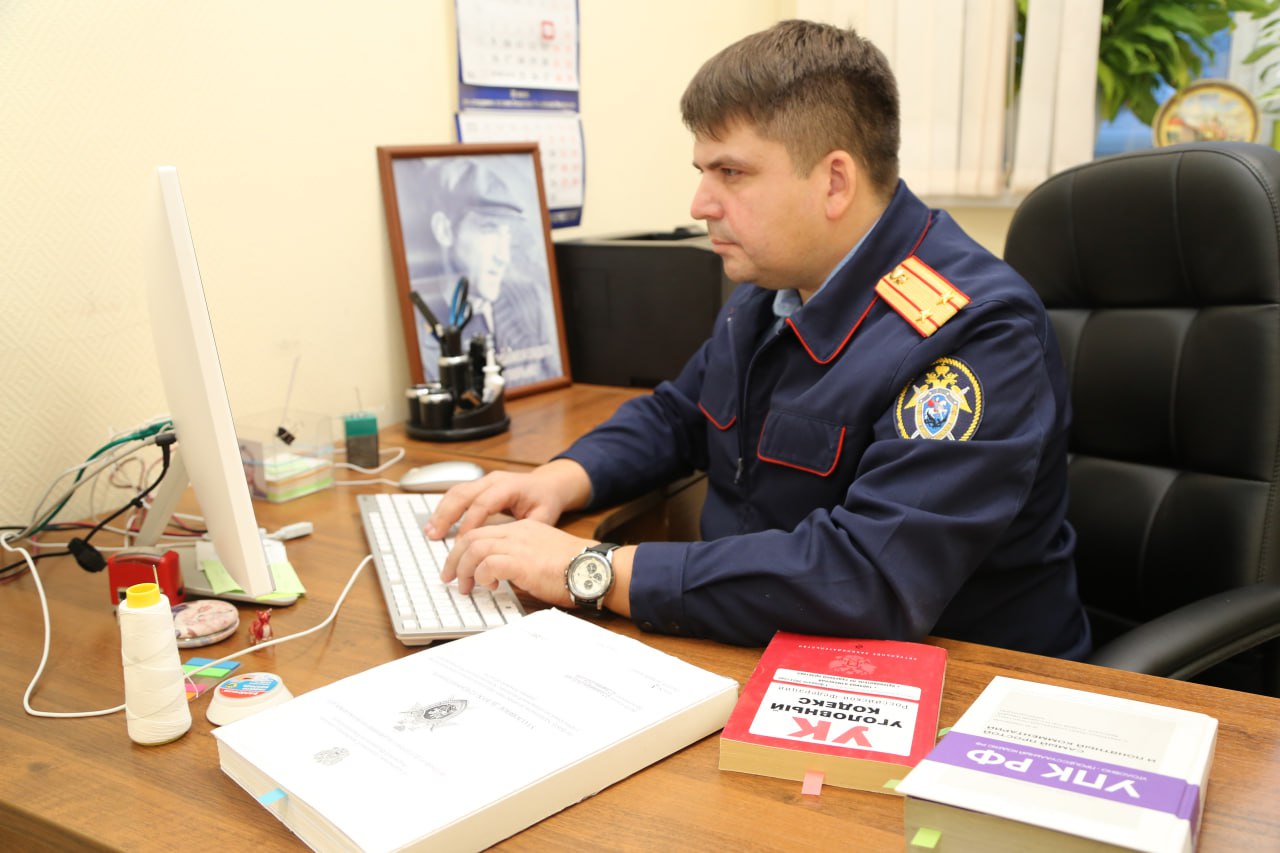 В Томске завершено расследование уголовного дела о финансировании деятельности международной неправительственной организации, деятельность которой признана на территории Российской Федерации нежелательной     Вторым отделом по расследованию особо важных дел следственного управления СК России по Томской области завершено расследование уголовного дела в отношении жительницы областного центра. Она обвиняется в совершении преступления, предусмотренного ч. 2 ст. 284.1 УК РФ  предоставление и сбор средств, заведомо предназначенных для обеспечения деятельности международной неправительственной организации, в отношении которой принято решение о признании нежелательной на территории Российской Федерации ее деятельности .    Уголовное дело было возбуждено на основании материалов УФСБ России по Томской области.    По версии следствия, в октябре 2023 года обвиняемая осуществила сбор денежных средств в сумме 415 тысяч рублей, которые в дальнейшем были переведены ею на банковский счет, принадлежащий иному лицу. Денежные средства предназначались для обеспечения деятельности международной неправительственной организации – Международного общественного движения «АЛЛАТРА», в отношении которой Генеральной прокуратурой Российской Федерации принято решение о признании ее деятельности на территории Российской Федерации нежелательной.     В настоящее время расследование завершено, следствием собрана достаточная доказательная база и материалы уголовного дела с утвержденным обвинительным заключением направлены в суд для рассмотрения по существу.    Оперативное видео СУ СК России по Томской области.    ПОДПИСЫВАЙТЕСЬ на