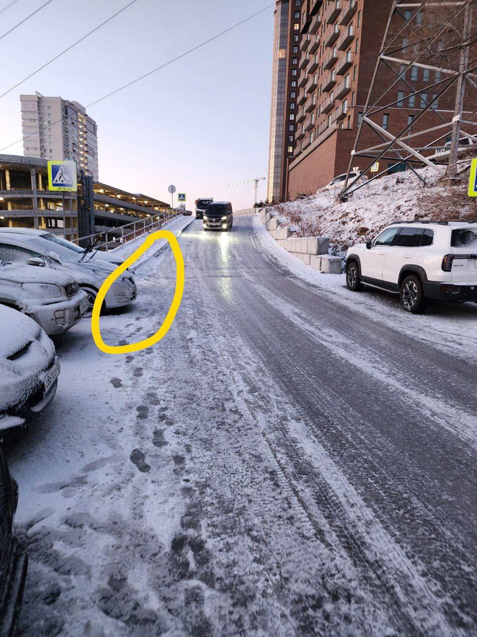Во Владивостоке ищут водителя скрывшегося после ДТП на Нерчинской Жители Владивостока просят откликнуться очевидцев аварии которая произошла 28 ноября в 19 38 на парковке у дома 58 по улице Нерчинской возле новой сквозной дороги соединяющей Державина и Нерчинскую По их словам Honda Vezel была припаркована у подъёма когда с верхней части спуска кто то не справился с управлением и въехал в её бампер Сигнализация сработала сразу но виновник за 5 минут успел скрыться С окна дома видели машину которая стояла следом возможно её водитель что то заметил Хозяева просят откликнуться всех у кого есть записи с камер видеорегистраторы или любые сведения об инциденте предусмотрено вознаграждение В понедельник полученные видеоматериалы передадут в ГИБДД Связаться можно по WhatsApp или по телефону 8 924 127 77 97 РОЗЫГРЫШ СЕРТИФИКАТОВ Подписывайтесь на NEWSVL
