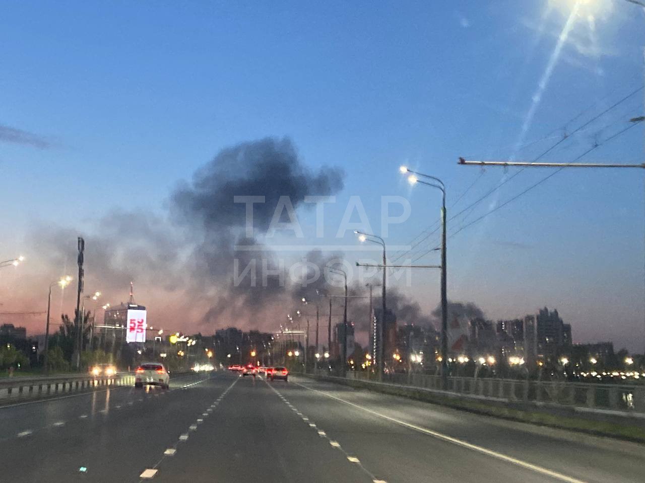 В Казани на улице Миля горит склад с запчастями для грузовиков и резиной Как сообщили «Татар-информу» в ГУ МЧС России по РТ, внутри здания находятся горящие горюче-смазочные материалы, автозапчасти и шины для грузовиков. Для ликвидации пожара на месте происшествия задействованы сотрудники пожарной службы. Подпишитесь: