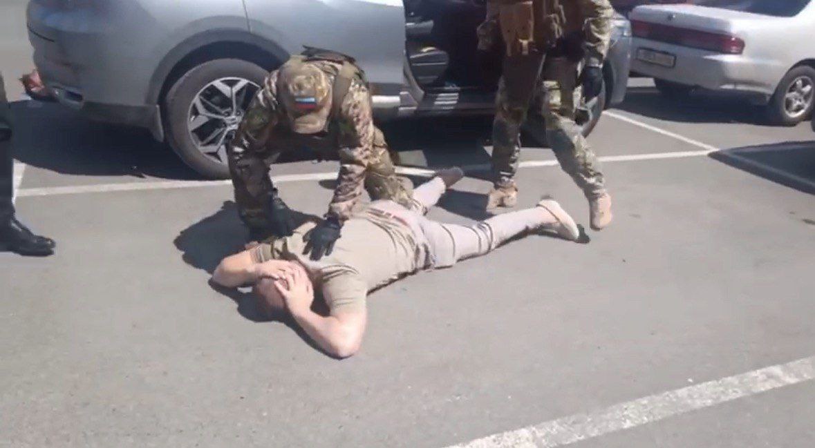 За мошенничество будут судить бывшего начальника отдела спортучреждения Как сообщили в региональном Следкоме, предложил представителю предпринимателя покровительство за 411 тысяч рублей. При получении денег задержан с поличным в ходе совместной работы СК, ФСБ, МВД и Росгвардии. Заключён под стражу, арестовано 1,8 млн рублей. Вести-Кузбасс Новости