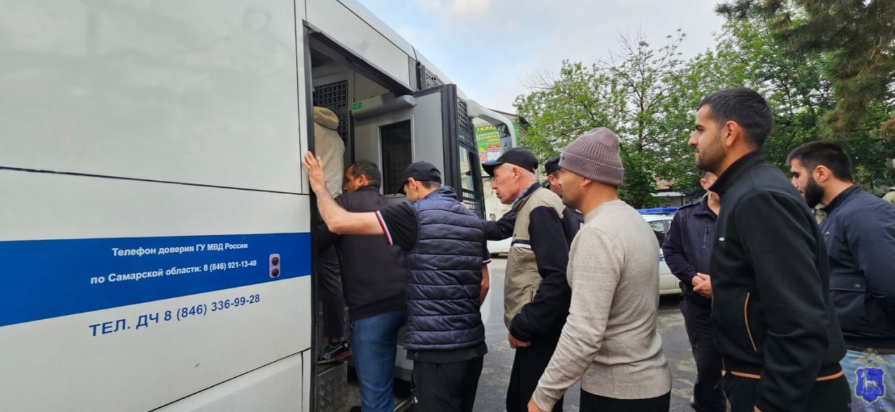Мигранты пытались скрыться от самарской полиции, перемахнув через забор овощебазы. Всех нарушителей изловили, а некоторых – привлекли, как и их недобросовестных работодателей: