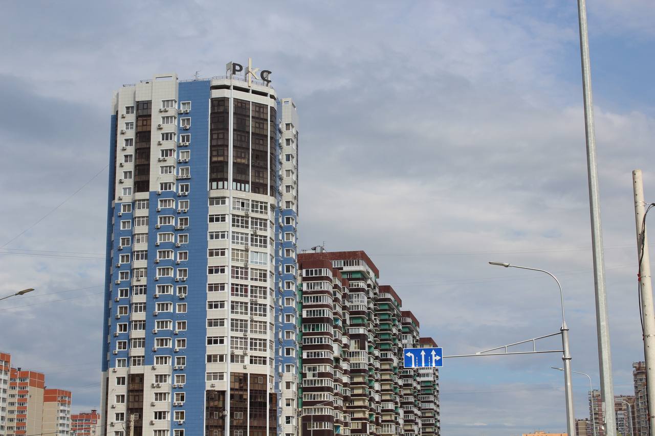 Объем предложения новостроек на рынке Кубани вырос почти в 8 раз за 5 лет В Краснодарском крае объем предложения на первичном рынке недвижимости составил 74,5 тысячи квартир в 2025 году, что в 7,9 раза больше, чем в 2020 году, когда в продаже находилось только 9,5 тысяч квартир. #Стройка