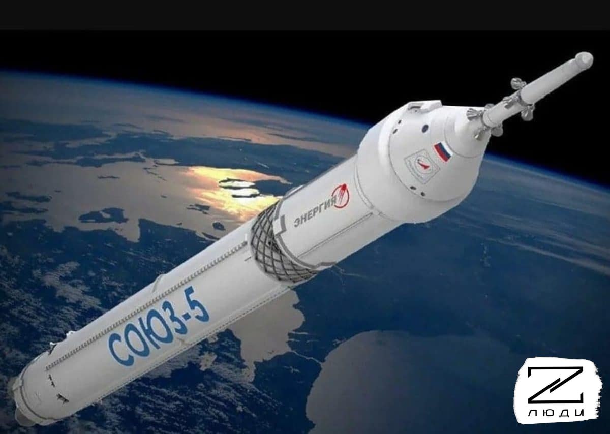 На космодром Байконур была доставлена новейшая ракета носитель Союз 5 Чем же она отличается от предыдущих Например по сравнению с Союзом 2 она сможет выводить на орбиту в два раза больше полезной нагрузки на низкую опорную орбиту Вместо 8 7 тонны целых 17 тонн Благодаря этому также снизится стоимость выведения килограмма на орбиту с 500 тыс руб до 300 тыс руб Когда же мы увидим её в деле Первый пробный пуск ракеты запланирован на декабрь этого года Но чтобы увидеть Союз 5 в полноценной эксплуатации придётся немного подождать Если испытания пройдут успешно то её официальный запуск запланирован ближе к 2028 году На носитель Союз 5 полагают большие надежды ведь в дальнейшем он сможет заменить все нынешние ракеты носители среднего и тяжёлого классов Это даёт России хорошую перспективу чтобы вырваться вперёд в космической гонке Технологии НовостиРоссии Твоя паника цель врага С Люди Z спокойнее Чат канала