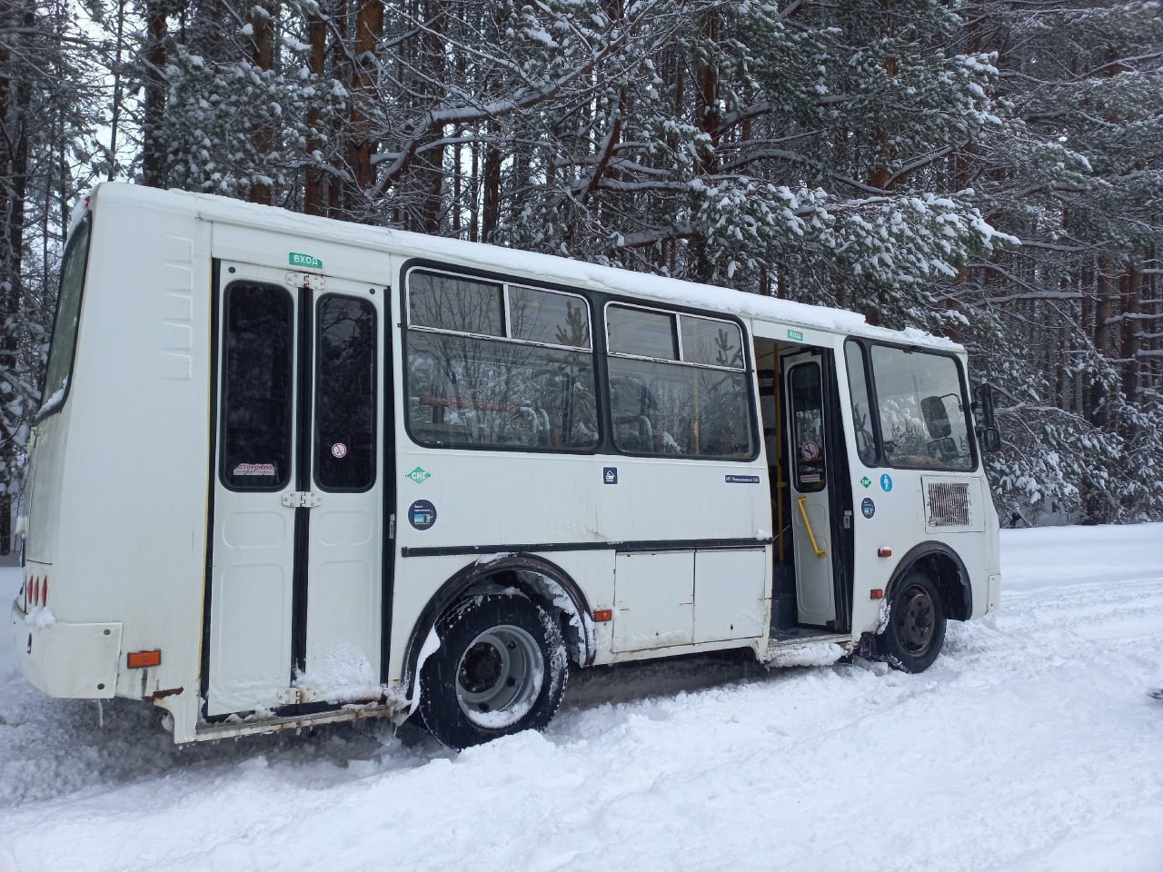 Сегодня утром автобус застрял в снегу под Трёхозеркой.   Местные жители пишут, что дорога вся занесена и машины вынуждены ехать по колее.   Подписаться   Прислать новость