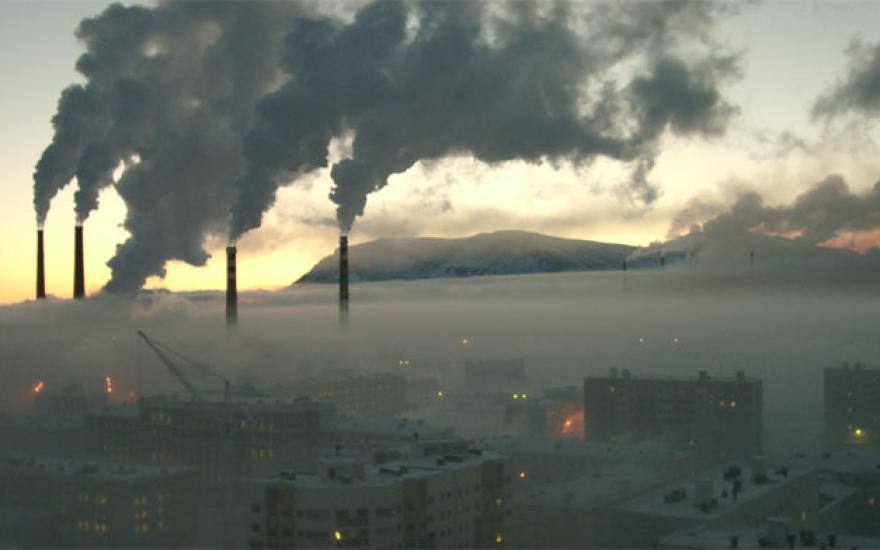 В Норильске чиновники разбазарили почти 2 миллиарда рублей выделенных на ликвидацию свалок Возбуждено уголовное дело о нецелевом расходовании бюджетных средств 1 миллиард 800 миллионов выделенных по программе ликвидации свалок в Арктике администрация потратила не на экологию Средства ушли на то что к природе вообще не имеет отношения Чиновники организовали перераспределение целевых платежей без увязки экологических доходов с природоохранными расходами умышленно умолчав об их целевом характере перед горсоветом создав видимость эффективного исполнения бюджета сообщили в прокуратуре Красноярского края Действия администрации нарушили права жителей на чистую среду и помешали решению местных экологических проблем Виновным грозит до 5 лет лишения свободы с лишением права занимать должности В Норильске и так экстремальная экология Но чиновники видимо решили что всё равно лучше не будет нечего и стараться Бедные норильчане Впрочем по всей России находятся чинуши которые на экологию плевать хотели Бабки бабки Видимо они не собираются здесь жить