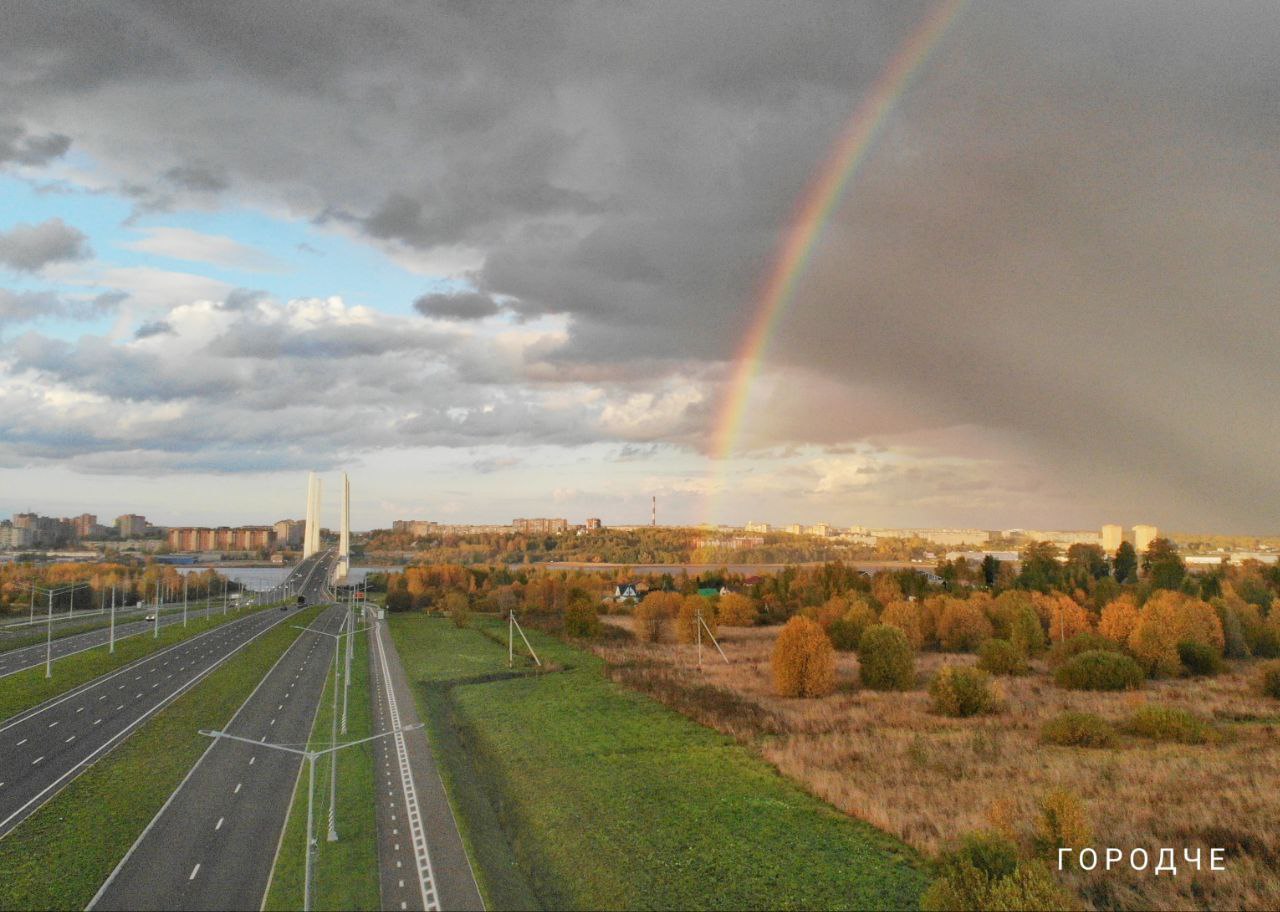 ГородЧе Бюджет Череповца достиг отметки в 24 млрд. рублей, включая федеральное финансирование. Такой огромной суммы у города не было никогда, заявил мэр, подводя итог первого года работы Георгия Филимонова. Только на благоустройство город получил 4,4 млрд. рублей.   Сегодня в Череповце строятся дороги, новая набережная, поликлиника и школа на 1500 мест. В ремонт школ и детских садов впервые было вложено почти полмиллиарда рублей.   Город развивается и растет. В этом помогают и предприятия. «Северсталь» реконструирует городские площади и улицы, «ФосАгро» открывает и финансирует социальные объекты, в развитие города включается и бизнес и социально ответственные... подробнее на канале: ГородЧе @