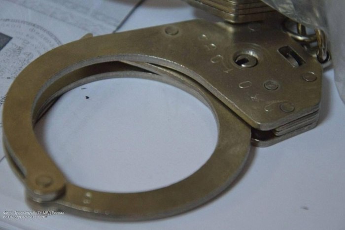 В Екатеринбурге в День Победы задержали женщину за куртку с желто-синими вставками В Екатеринбурге 9 мая полиция задержала и доставила в отдел 53-летнюю местную жительницу Людмилу из-за куртки, цветные вставки на которой показались сотрудникам полиции экстремизмом. Об этом инциденте сообщает редактор раздела «Криминал» портала Е1.RU Евгений Кошек. «Данная гражданка работает на Украину, видите, у нее украинский флаг. Работа на вражескую разведку — это не есть хорошо», — говорит один из сотрудников полиции на видео, которое записала на телефон дочь Людмилы Анастасия. «Ваша мать задержана по подозрению в совершении преступления 20.3 КоАП РФ. Есть признаки экстремизма», — говорит сотрудник полиции Анастасии. «Какой-то абсурд. Мама написала объяснительную. А вот куртку изъяли. Я даже просила ее прямо там закрасить в другой цвет с собой были фломастеры . Однако нет. Куртку жалко», — рассказала девушка.