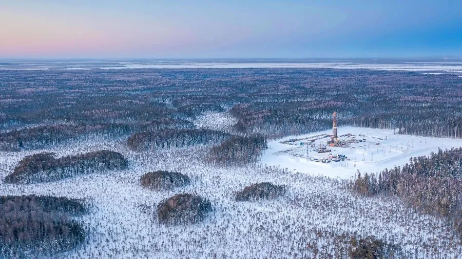 Цифровые технологии помогли найти новые запасы нефти в ХМАО Газпром нефть обнаружила две новые залежи на месторождениях в ХМАО Югре с общими запасами свыше 4 млн тонн Дополнительные пласты найдены на Южно Приобском и Орехово Ермаковском месторождениях благодаря российским технологиям обработки геологической информации Первые скважины подтвердили наличие нефти суточная добыча достигла 90 и 100 тонн соответственно Цифровая система компании проанализировала данные за весь период изучения зрелых месторождений и обнаружила на глубинах более трёх километров новые перспективные пласты Цифровые инструменты уже более семи лет помогают Газпром нефти в поиске запасов В компании отметили что разработка новых пластов на зрелых месторождениях помогает увеличивать добычу на территориях с уже действующей инфраструктурой Подробнее   Подпишись на MASHNEWS в MAX