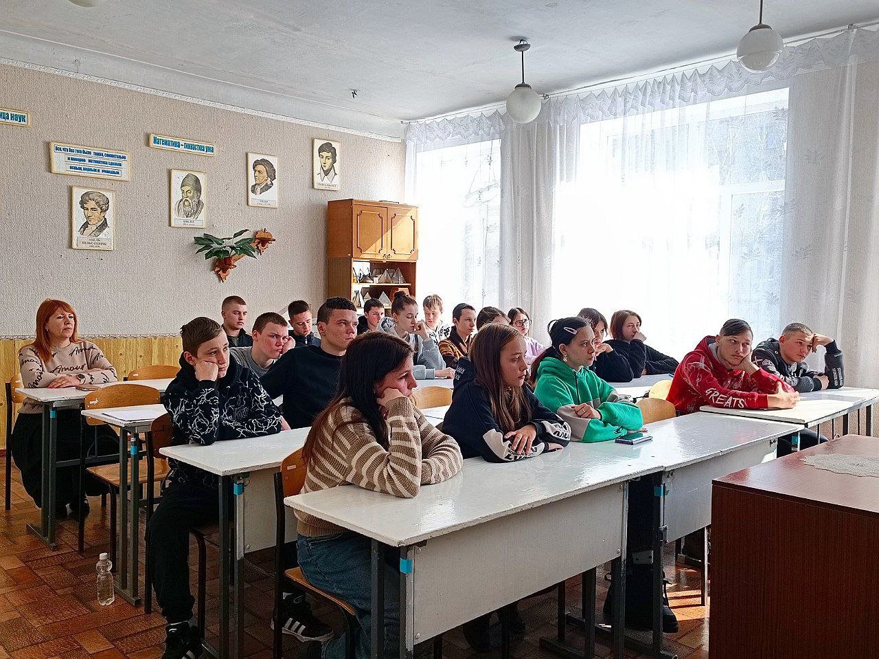 В Ровеньковской вечерней школе им. В.В. Маловичко состоялась беседа инспектора ГИБДД со школьниками о правилах дорожного движения.   Ярошинский Игорь Владимирович, инспектор группы ДПС ГИБДД ОМВД России «Ровеньковский», провел лекцию для учащихся на тему: «Безопасность дорожного движения».   Игорь Владимирович ознакомил школьников со статистикой ДТП с участием детей на территории города, обозначил основные причины дорожно-транспортных происшествий.   В ходе встречи инспектор ГИБДД рассказал учащимся о том, как правильно вести себя на дорогах, пешеходных переходах и в общественном транспорте.  Инспектор напомнил об ответственности за вождение мопедов, мотоциклов несовершеннолетними.    В конце встречи инспектор ГИБДД пожелал детям быть внимательными и осторожными на дорогах.