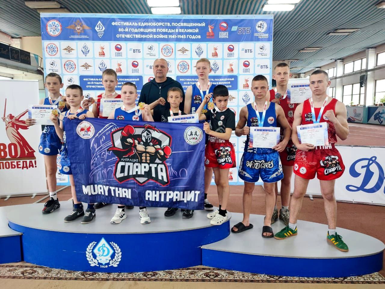 Спортсмены спортивного клуба "SPARTA" приняли участие в Фестивале единоборств, который был приурочен 80-летию Победы в Великой Отечественной войне 1941-1945 годов. Спортсмены из разных уголков региона собрались, чтобы продемонстрировать свое мастерство и почтить память героев. Ребята клуба "SPARTA" показали отличную подготовку, волю к победе и командный дух. Первые места завоевали: Колесников Клим Бондаренко Максим Халимончик Марк Патрашенко Михаил Стеценко Дмитрий Наумов Никита Серебряные медали: Лебедев Назар Корх Иван Бронзовыми призерами стали: Демиденко Антон Клушевский Тимур Благодарность тренеру Сергею Титоренко за профессионализм и вклад в подготовку спортсменов. Гордимся каждым членом команды "SPARTA" и желаем им новых свершений и ярких побед в будущем!