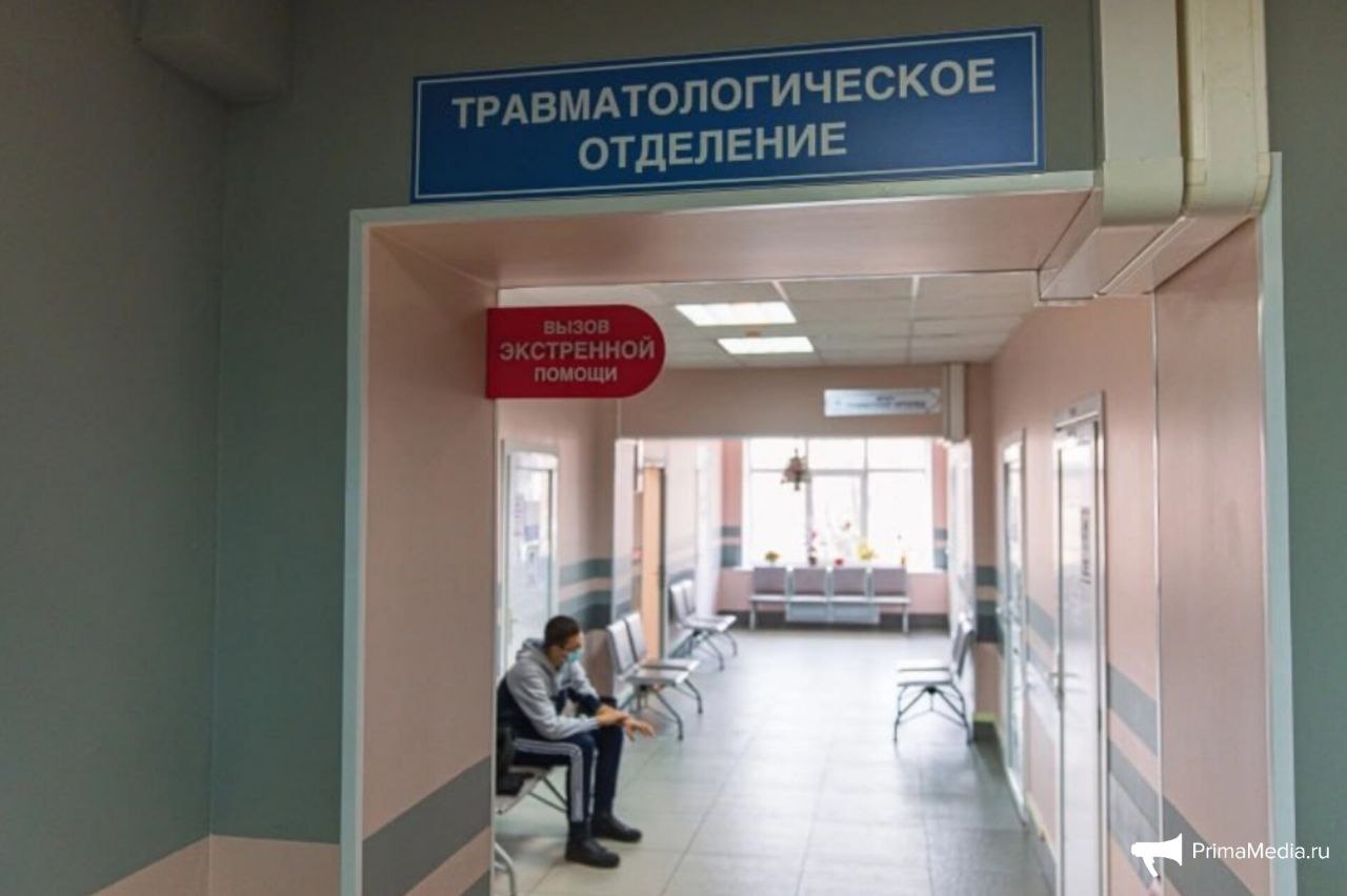 Травмпункт №2 во Владивостоке сменил адрес Во Владивостоке травмпункт №2, располагавшийся на Калинина, 78, завершил работу в прежнем формате и переехал в здание Краевого клинико-диагностического центра, который находится на Черёмуховой, 32. Теперь он функционирует как Центр амбулаторной травматологии и ортопедии. Цель изменений — повысить доступность и качество медицинской помощи горожанам. На новой площадке обеспечены не только амбулаторный приём, но и лечение в условиях дневного или круглосуточного стационара. На прежней территории по улице Калинина, 78 планируется размещение Центра медицинской реабилитации для оказания специализированной помощи участникам СВО и другим пациентам учреждения. PrimaMedia Прислать новость