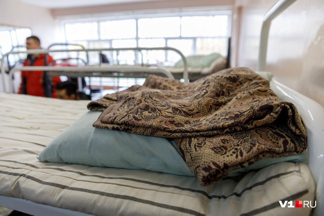 Родителей учеников одной из центральных гимназий Волгограда просят купить раскладушку и постельное белье для организации пункта временного размещения на базе образовательного учреждения Пока чиновники уверяют что деньги на ПВР для пострадавших после атак БПЛА выделяют исключительно из бюджета города родители гимназистов и лицеистов сообщают об обратном