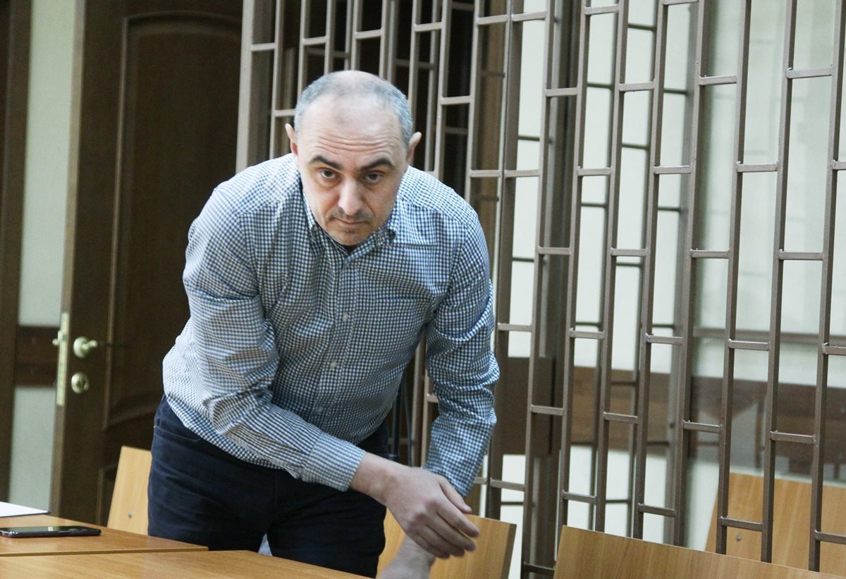 Экс-застройщика ЖК «Окский берег» Сатиша Калру приговорили к шести годам колонии 27 июня его признали виновным в злоупотреблении полномочиями и присвоении и взяли под стражу в зале суда. В 2015-2018 годах Сатиш Калра был гендиректором компаний «Капстройинвест» и «Экоград», которые выступали застройщиками 23 домов жилого комплекса. Суд посчитал доказанным, что фигурант использовал 1,3 млрд руб. средств более 680 дольщиков на цели, не связанные со строительством. Кроме того, в 2016-2018 годах подсудимый присвоил 117 млн руб. компании «Экоград», взяв их наличными из кассы. Кроме реального срока суд назначил фигуранту штраф 500 тыс. руб. и на два года запретил занимать определенные должности. Фото: Роман Яровицын, Коммерсантъ Подписывайтесь на «Ъ-Приволжье» Оставляйте «бусты»
