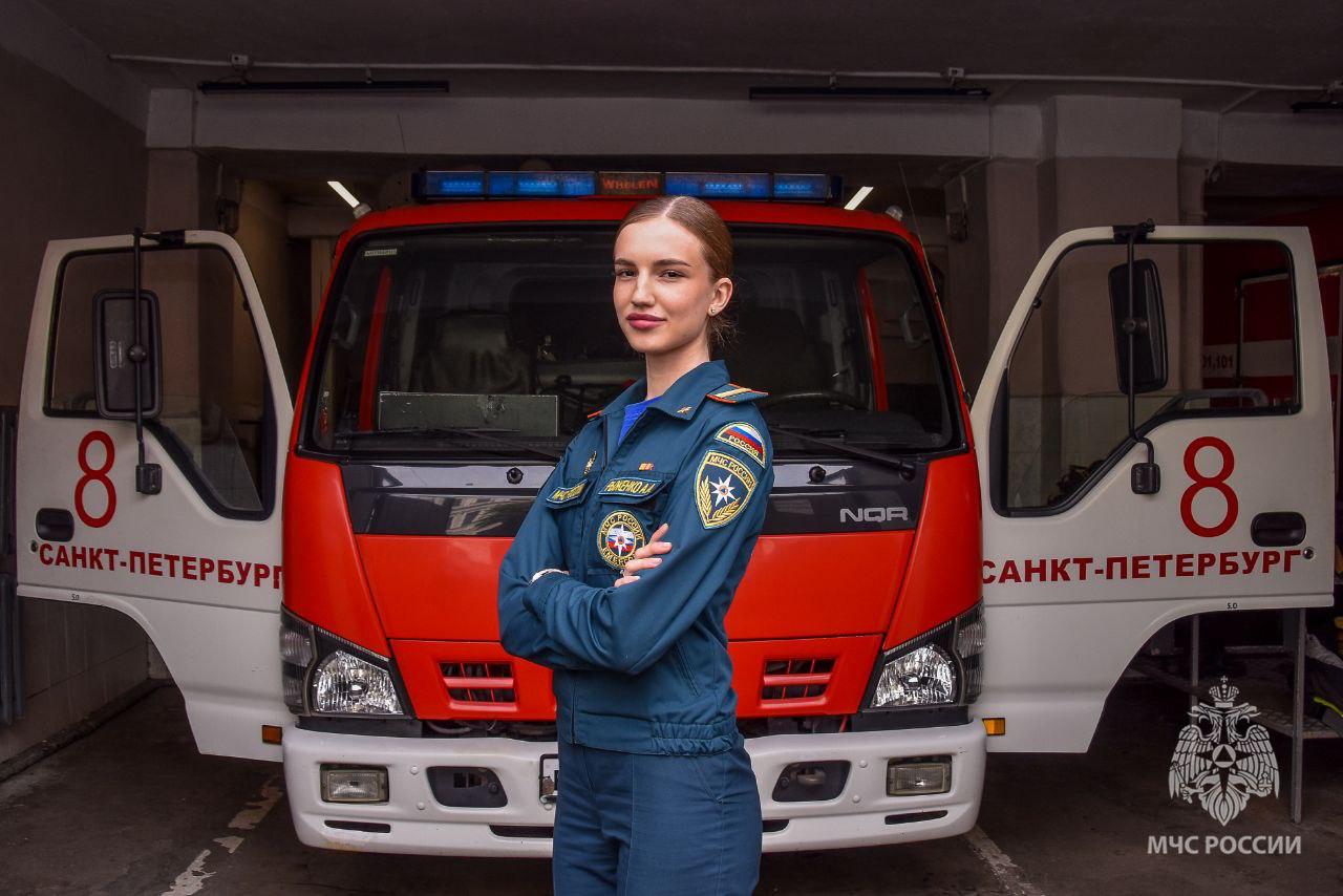 Сотрудница МЧС спасла утопающего в Финском заливе молодого человека  28 июля радиотелефонист 8-й пожарно-спасательной части МЧС Алёна Рыженко спасла молодого человека, едва не утонувшего в Финском заливе. На пляже девушки, катавшиеся на сапах, стали свидетелями того, как очевидцы достали из воды мужчину без признаков жизни.  Алёна немедленно приступила к сердечно-лёгочной реанимации, в результате чего пострадавший начал дышать и был передан врачам. Своим навыкам она научилась в Кадетском корпусе Санкт-Петербургского университета ГПС МЧС России.  «Гордимся коллегой и призываем всех овладевать навыками СЛР — это может спасти жизнь!»  — отметили в МЧС.  Фото: ГУ МЧС России по Санкт-Петербургу Вечерний Санкт-Петербург