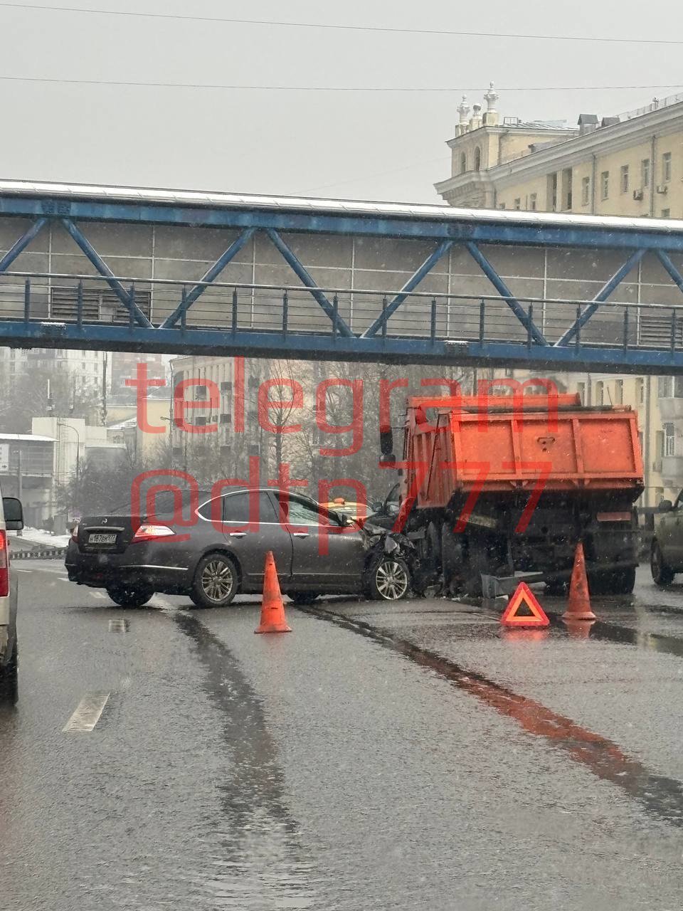 Москва, ТТК Трофимовская эстакада «Теана» влетела в «КамАЗ»  Подписаться    Прислать новость