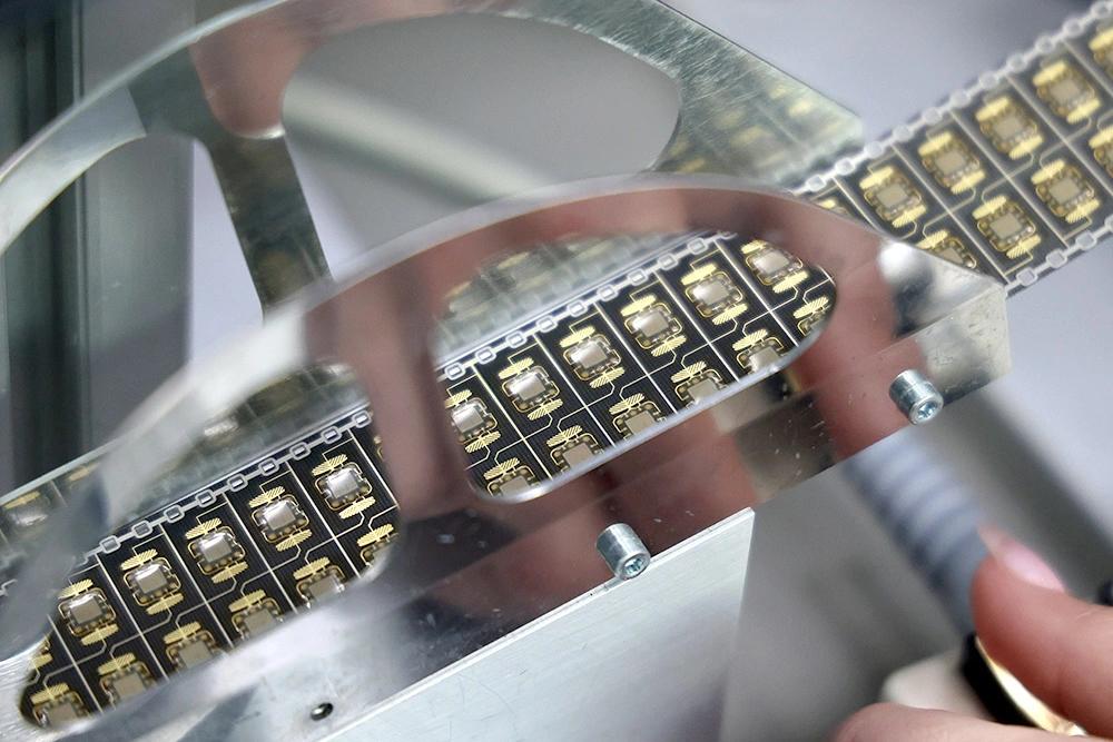 Разработка установок для микроэлектроники ускоряет импортозамещение в отрасли Сейчас производители в основном используют американское и европейское оборудование Его замена может продвинуть разработку и импортозамещение микросхем которые становятся критически важными для борьбы с зависимостью от иностранных производителей Это позволит гарантировать непрерывность производственных циклов и защитить долгосрочные программы развития от внешних ограничений Подписаться niiet Поддержать кана