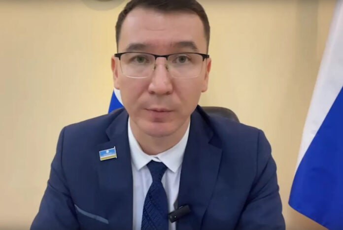 Руководитель Госкомцен объяснил почему за отопление приходится платить и летом На федеральном уровне предусмотрено что субъект Российской Федерации имеет право выбрать один из методов внесения оплаты услуг за отопление либо равномерными долями в течение года либо по факту поставки ресурса В Якутии принят региональный нормативно правовой акт который определяет что на территории республики оплата за отопление вносится равномерно в течение всего года в том числе и в летние месяцы пояснил глава ведомства Подробнее читайте по ссылке Фото sakha gov ru yk24 ru в MAX Telegram ВК VK Видео