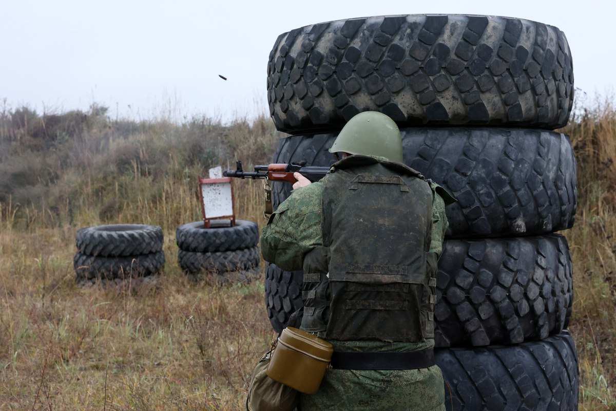 Вологжанку осудили за то, что взяла кредит на имя погибшего бойца СВО  22-летняя жительница Бабушкинского района познакомилась с молодым человеком в конце 2023 года в «В контакте», когда он проходил службу в зоне проведения спецоперации.  В феврале 2024 года бойца отпустили в отпуск, он приехал к ней в село им. Бабушкина.  Девушка пожаловалась ему на свое трудное финансовое положение: у нее есть маленький ребенок, она не работает и живет только на детское пособие. Он стал периодически переводить «невесте» деньги. Затем по его просьбе мать передала девушке банковскую карту, оформленную на его имя.  На ее телефоне подключили приложение «Сбербанк онлайн», привязали к счетам ее номер телефона.  В начале июня 2024 года женщина узнала, что молодой человек погиб. Но она продолжила пользоваться деньгами на его счетах.   10, 11 и 13 июня 2024 года подсудимая оформила три кредита на общую сумму почти 560 000 руб. Все деньги она перевела на свою карту, а банковскую карту погибшего отдала его матери, когда ездила на похороны.  Суд приговорил женщину к двум годам условно на 2 года с испытательным сроком 2 года 10 месяцев. Гражданский иск банка удовлетворен, с нее в пользу финансового учреждения взыскано 559 216 рублей.