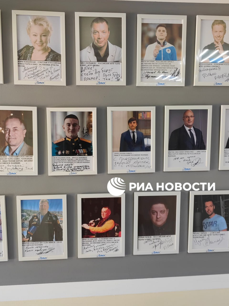 В "Артеке" показали подлинное фото с поздравлением министра просвещения Сергея Кравцова, как убедился корреспондент РИА Новости, в оригинале никаких ошибок в тексте не допущено.  Министр пригласил всех желающих в "Артек", чтобы проверить подлинность фотографии с его подписью. Как убедился корреспондент РИА Новости, фотография с поздравлением Кравцова действительно висит в галерее и никакой ошибки в слове "праздник" там не допущено.     / Все наши каналы