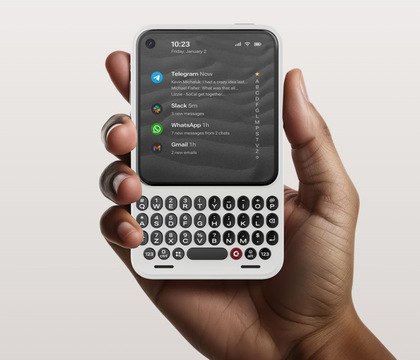 Вышел смартфон Clicks Communicator с физической клавиатурой очередная попытка возродить BlackBerry Компания Clicks занимающаяся выпуском чехлов с клавиатурой для телефонов Apple Google Motorola и Samsung решила выпустить собственный смартфон в стиле BlackBerry Новинка получила название Clicks Communicator Аппарат оснастили 4 03 дюймовым сенсорным AMOLED дисплеем с разрешением 1080 1020 пикселей