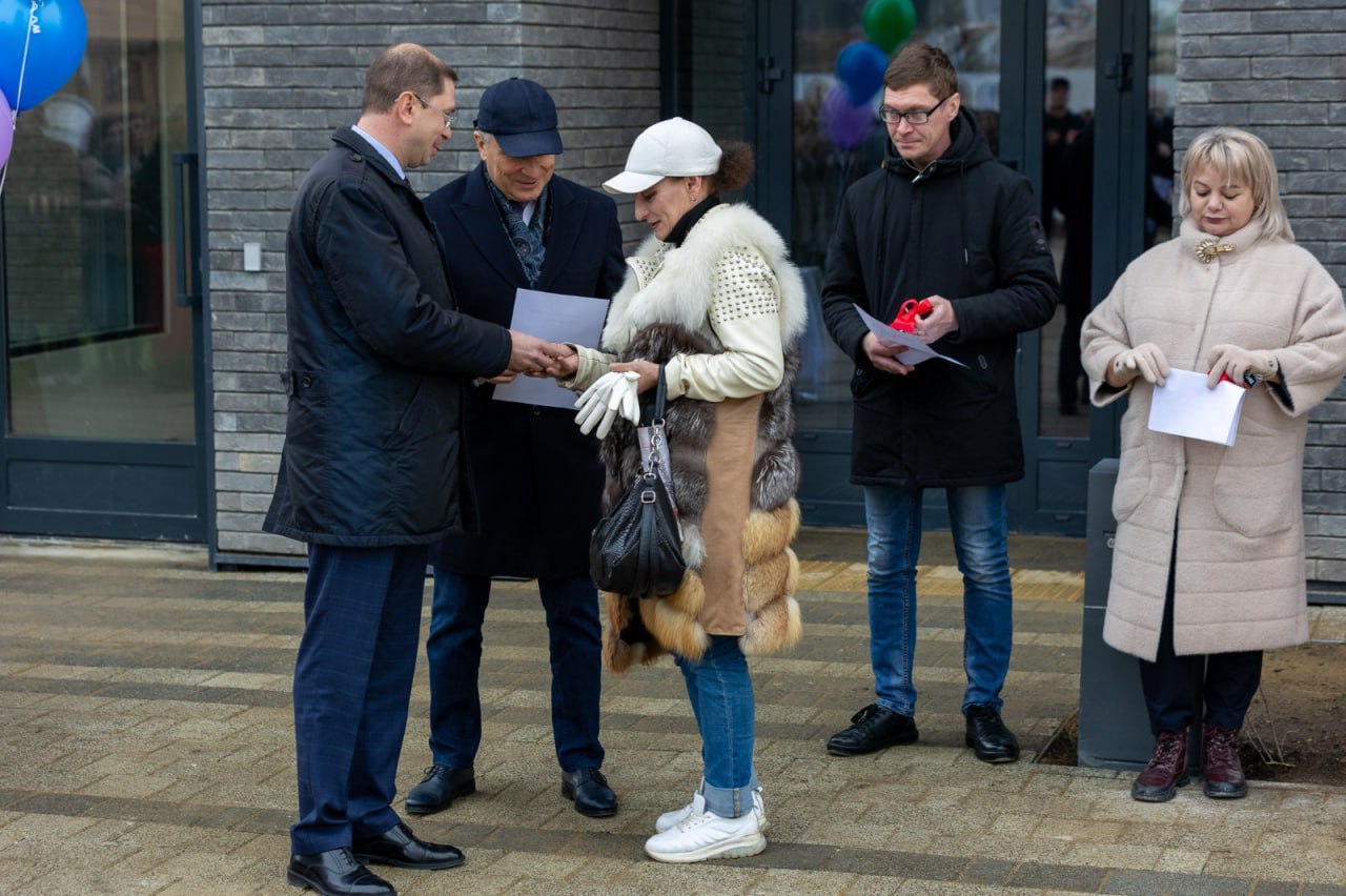 В Южно-Сахалинске началось заселение первого арендного дома, построенного в островном регионе в рамках сотрудничества правительства Сахалинской области и госкорпорации ДОМ.РФ. Жильцами 148 квартир в составе жилого комплекса «Уюн парк» станут сотрудники сферы здравоохранения. Ключи группе новоселов вручил председатель правительства Сахалинской области Алексей Белик.