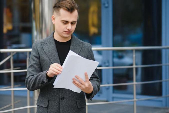 Справка военкомата для получения паспорта белорусами призывного возраста форма определена Минобороны утвердило форму справки об отношении к воинской обязанности которая теперь нужна белорусским мужчинам в возрасте от 18 до 27 лет при получении паспорта и водительских прав Напомним что с 11 февраля 2026 г граждане Беларуси юноши и мужчины в возрасте от 18 до 27 лет дополнительно должны представлять в ОГиМ для получения и обмена паспорта в т ч биометрического а также идентификационной карты справку военкомата органа госбезопасности об отношении к воинской обязанности Такая справка также понадобится при получении и обмене водительского удостоверения Теперь же Минобороны постановлением от 06 02 2026 1 установило форму такой справки с этой целью дополнено другое ведомственное постановление от 26 06 2024 12 В справке будут содержаться сведения о том является ли гражданин субъектом воинской обязанности и состоит ли он на воинском учете Срок действия справки 6 месяцев