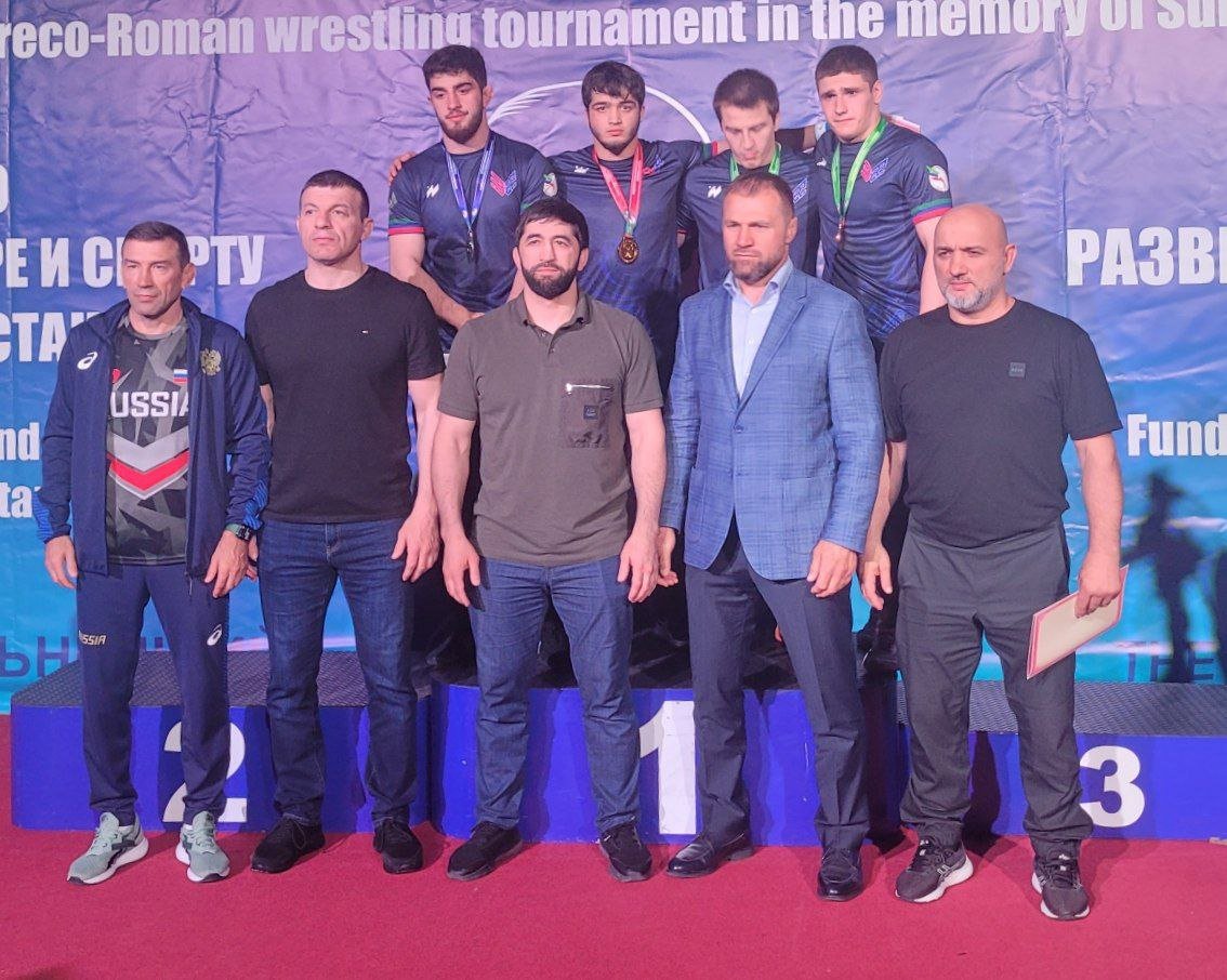 Дагестанский борец выиграл международный турнир в Каспийске Абдурахман Абдулкадыров завоевал золотую медаль на домашнем международном молодёжном турнире по классической борьбе памяти Сураката Асиятилова. Соревнования проходят в Каспийске. Абдулкадыров стал лучшим борцом в весе до 87 кг. В финале дагестанский воспитанник был сильнее Манвела Арутюняна, представлявшего сборную команду России. Также бронзовыми призерами турнира стали дагестанцы Гамзат Гаджиев и Раджаб Байтулаев, которые боролись в весе до 77 кг.