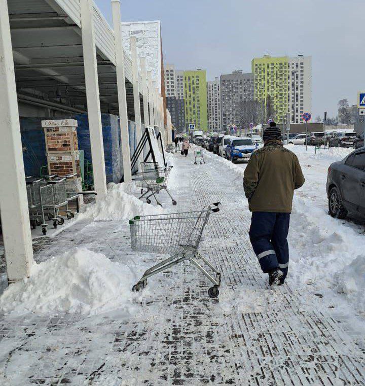 В Курске продолжают устранять последствия снегопада.   По поручению главы города Игоря Куцака комитет предпринимательства, потребительского рынка и развития общественных пространств, совместно с администрациями округов, провели встречу с представителями торговой сферы.  Принято решение о своевременной очистке прилегающих к торговым объектам территорий от снега и наледи. При необходимости было рекомендовано использовать песко-соляную смесь.  Сотрудники комитета также напомнили руководителям торговых предприятий о необходимости соблюдения Правил благоустройства.   Согласно этим правилам, уборка должна быть завершена не позднее чем через два часа после окончания снегопада, а в случае ночного снегопада — до семи часов утра.