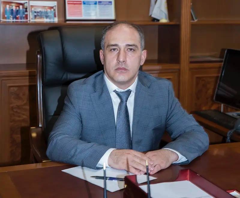 Управляющего отделением ЦБ РФ в Ингушетии Магомед Бека Ужахова арестовали по делу о злоупотреблении служебными полномочиями сообщила объединенная пресс служба судебной системы Ингушетии По версии следствия в 2024 году Магомед Бек Ужахов приказал подчиненным подготовить документы с заведомо ложными сведениями об учете имущества которое фактически отсутствовало Глава Нацбанка также утвердил фиктивную накладную придав законный вид обороту имуществу которое похитил его родственник считает следствие С февраля 2023 го по октябрь 2024 года как установило следствие благодаря протекционизму Магомед Бека Ужахова у Центробанка было похищено имущество на общую сумму более 4 млн руб Банк России Подписывайтесь на Ъ Оставляйте бусты