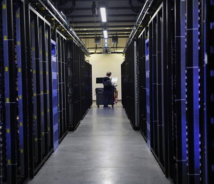 Спрос на электроэнергию для ЦОД вырастет почти на 300 к 2035 году BloombergNEF По данным BloombergNEF технологические компании активно строят новые центры обработки данных ЦОД С учетом темпов строительства к 2035 году отрасли потребуется в 2 7 раза больше электроэнергии чем сейчас По прогнозу аналитиков издания к 2035 году дата центры будут потреблять 106 ГВт что значительно больше чем сегодняшние 40 ГВт