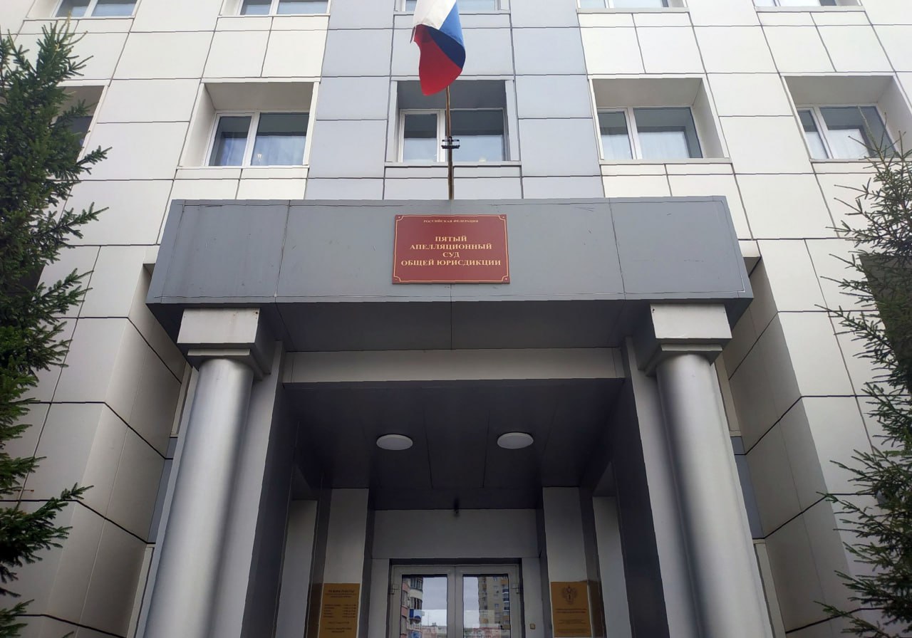 Апелляция в Новосибирске отклонила жалобу осужденного жителя поселка Агинское по делу об убийстве с особой жестокостью Пятый апелляционный суд общей юрисдикции в Новосибирске рассмотрел жалобу 66 летнего жителя п Агинское Александра Гудкова на приговор Забайкальского краевого суда которым в августе этого года он признан виновным по п д ч 2 ст 105 УК РФ убийство совершенное с особой жестокостью Государственное обвинение по уголовному делу в суде первой инстанции поддержал первый заместитель прокурора Забайкальского края Станислав Немцов Суд установил что в ночь на 29 апреля 2025 года мужчина в состоянии опьянения в ходе ссоры в присутствии малолетнего племянника нанес родному брату 3 удара ножом в грудную клетку и шею Смерть потерпевшего наступила на месте происшествия В свою защиту подсудимый выдвинул версию о совершении преступления в состоянии необходимой обороны Однако стороной обвинения она была опровергнута совокупностью представленных суду доказательств Забайкальский краевой суд назначил подсудимому наказание в виде лишения свободы сроком 13 лет с отбыванием в исправительной колонии строгого режима и последующим ограничением свободы скором 1 год Осужденный оспорил приговор в апелляционном порядке настаивая на своей невиновности Суд апелляционной инстанции согласился с доводами прокурора и не нашел оснований для отмены либо изменения решения суда первой инстанции отклонил жалобу осужденного подтвердив соблюдение закона при расследовании и рассмотрении дела судом правильность квалификации содеянного и справедливость назначенного наказания Приговор вступил в законную силу prokzabkray