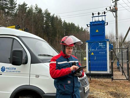 Расширение сети заправок в Подмосковье: больше возможностей для комфорта в пути!    Сеть автозаправочных станций в регионе продолжает расти, обеспечивая водителям удобство и доступность топлива в любом уголке региона. Это особенно важно для развития транспортной инфраструктуры, снижения нагрузки на действующие АЗС и повышения комфорта автомобилистов.  Так, подмосковные энергетики компании «Россети Московский регион» обеспечили электроэнергией АЗС на трассе М-12 «Восток» в Богородском городском округе.    М-12 «Восток» — ключевая магистраль, соединяющая Москву с Казанью и входящая в международный транспортный коридор «Европа — Западный Китай». В будущем трасса будет продлена до Уфы, Екатеринбурга и Тюмени, что делает развитие её инфраструктуры особенно важным.  Для обеспечения АЗС необходимой мощностью энергетики построили:   трансформаторную подстанцию мощностью 630 кВА;   воздушную ЛЭП напряжением 6 кВ на железобетонных опорах общей протяжённостью 600 метров;   две ЛЭП напряжением 0,4 кВ протяжённостью 60 метров каждая.  Использование самонесущего изолированного провода и реклоузера гарантирует высокую надёжность электроснабжения и минимизирует риски отключений.    Обеспечение электроэнергией АЗС повысило доступность автозаправочной инфраструктуры новой скоростной дороги.