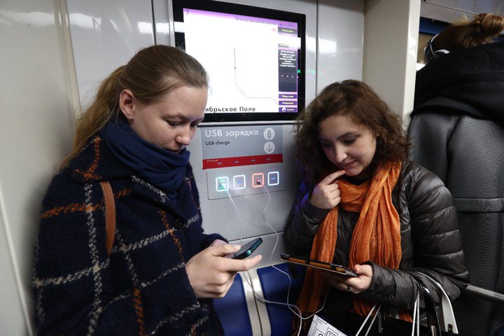 За подглядывание в чужой телефон можно получить до 4 лет тюрьмы Юрист Людмила Айвар в беседе с Абзацем напомнила если человек не просто заглянул в чужой смартфон а сохранил и распространил увиденное это уже уголовная статья Если человек не просто посмотрел а сфотографировал переписку снял видео экрана опубликовал это возможно привлечение по статье 137 УК РФ Санкция до двух лет лишения свободы при распространении до четырех лет уточнила Айвар Также нарушителю могут предъявить иск о защите чести и достоинства тогда придется еще и возмещать моральный вред   Подпишитесь на Абзац TG VK Дзен MAX Rutube