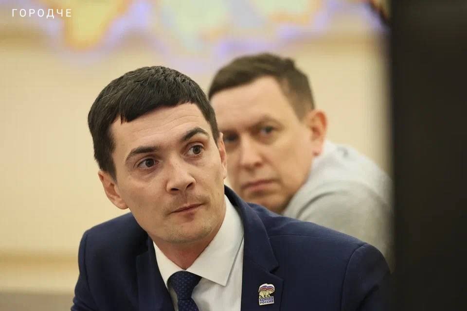 Роман Маслов уходит с поста главы Череповца И переходит в ЗСО Такое решение Роман Эдуардович принял после совещания у Георгия Филимонова По нашим данным Маслов займет пост зампреда законодательного собрания области Передача мандата состоится 25 марта В ближайшее время в Череповце будет назначен временно исполняющий полномочия главы С большой долей вероятности им станет Артем Соколов P S Мэром Романа Маслова депутаты выбрали в марте 2025 И переизбрали на должность главы в ноябре За это время он стал народным мэром с которым здоровались и обнимались