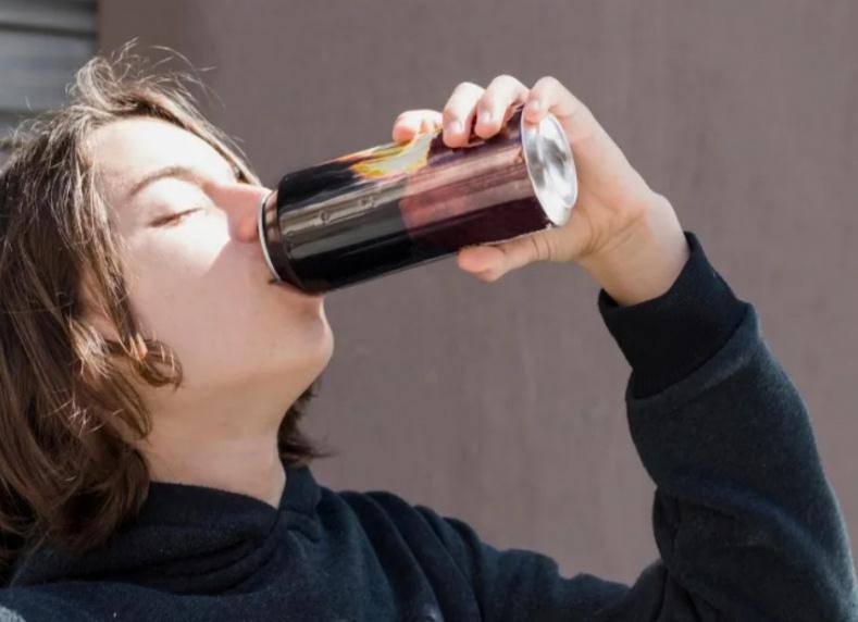 19 летнему жителю Астрахани оформили инвалидность после серьезных проблем со здоровьем связанных с чрезмерным употреблением энергетических напитков и вейпов По данным СМИ в период интенсивной подготовки к ЕГЭ молодой человек ежедневно выпивал по несколько банок энергетиков Это привело к тяжелым нарушениям в работе эндокринной системы у него диагностировали диабет первого типа и сбои в работе щитовидной и поджелудочной желез Ему присвоили третью группу инвалидности Теперь он вынужден регулярно контролировать уровень сахара в крови делать инъекции инсулина и постоянно наблюдаться у врачей