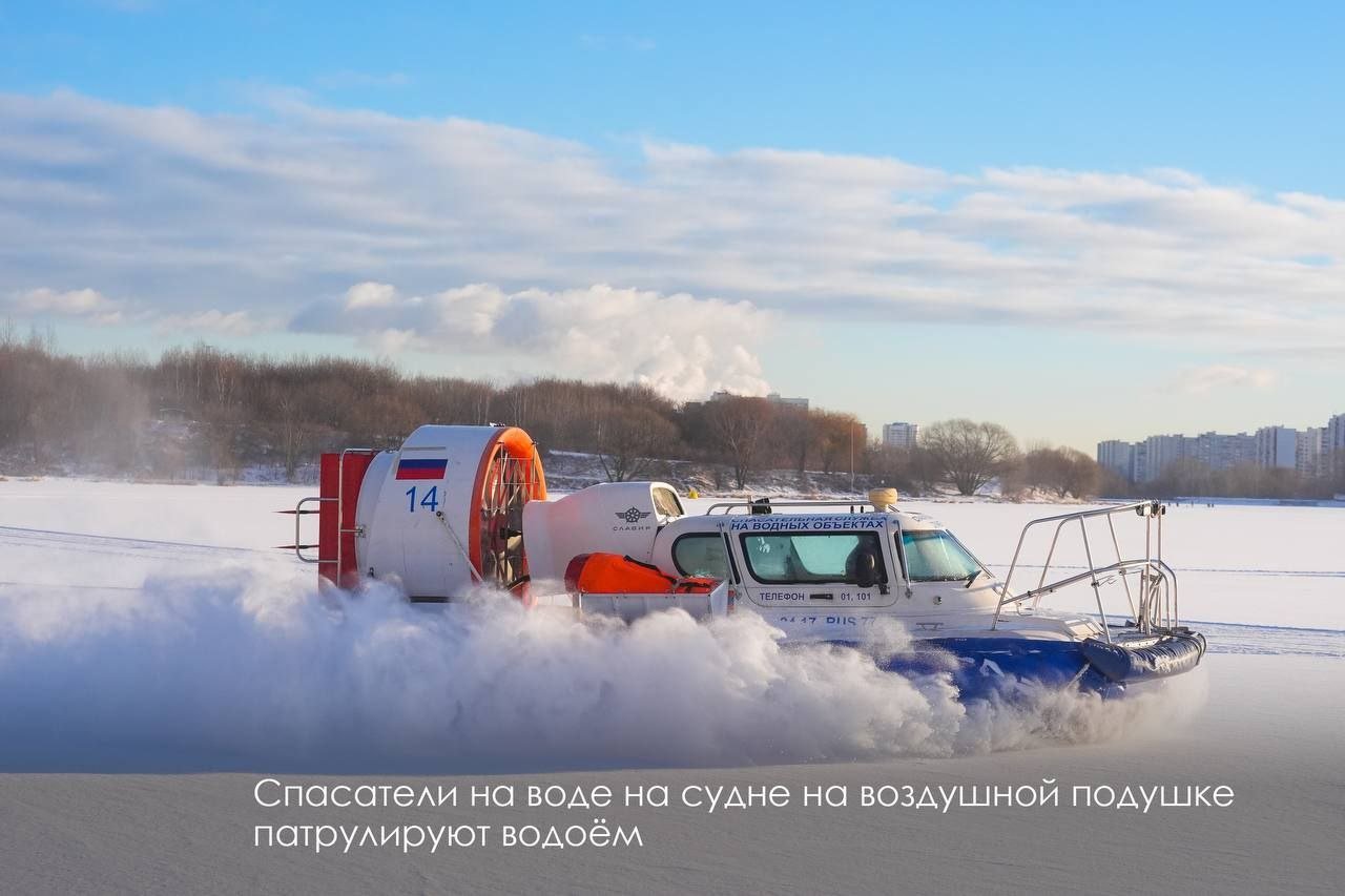 Специалисты городских служб обеспечили в новогодние праздники штатную работу всех систем жизнеобеспечения Москвы.   С 29 декабря по 8 января коммунальные службы столицы были переведены на усиленный режим работы. Как уточнил Сергей Собянин, круглосуточно дежурили больше 1,4 тыс. аварийных бригад. Под контролем была работа всех ТЭЦ, котельных, газовых сетей и электрических центров питания. Для обеспечения бесперебойного электроснабжения были подготовлены дизель-генераторы.    «Москва»