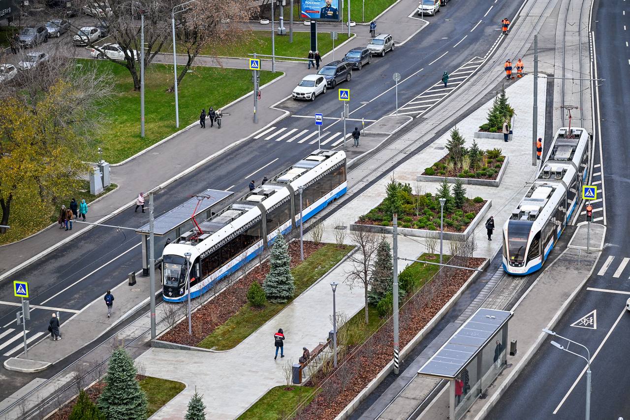 Закончили благоустройство одной из крупнейших вылетных магистралей столицы Волгоградского проспекта Это важный проект текущего года Около Волгоградского проспекта проживают порядка 950 тысяч человек В сутки по нему проезжают больше 110 тыс автомобилей Участок вместе с Марксистской улицей от Садового кольца до МКАД привели в порядок всего за полгода   Обновили покрытие проезжей части и тротуаров   Установили на дороге новый прочный разделитель который позволит снизить риск выезда на встречную полосу   Заменили старые остановки на современные павильоны и смонтировали опоры контрастного освещения на нерегулируемых пешеходных переходах   Разместили скамейки свыше 30 информационных стел и организовали энергосберегающее освещение   Установили вдоль промышленных предприятий декоративное ограждение с изображением достопримечательностей Москвы и украсили облицовкой вентиляционные шахты и инженерные сооружения   Высаживаем свыше 1400 взрослых деревьев вдоль всей трассы а на видовых участках магистрали обустраиваем островки с хвойными растениями Рядом также преобразились Абельмановская улица и 3 й Крутицкий переулок Там создали комфортные и безопасные маршруты как для пешеходов так и для автомобилистов Всего в этом году работы по благоустройству охватили больше 3 2 тыс объектов включая свыше 80 знаковых порядка 700 улиц и 2 4 тыс дворовых территорий Подписаться на MAX